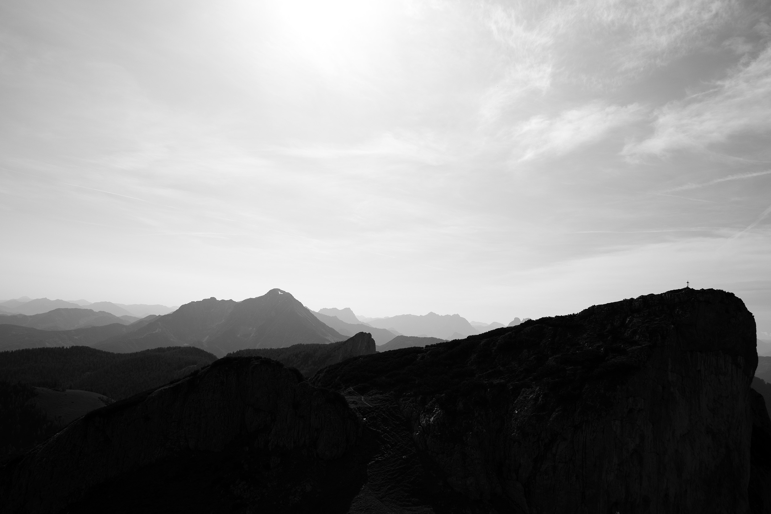 Bergsilhouette im Gegenlicht